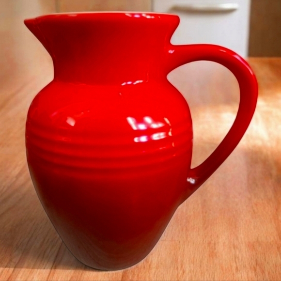 Le Creuset Other - Le Creuset 07.37 9" Tall 2 Quart Red Ombre Ceramic Pitcher